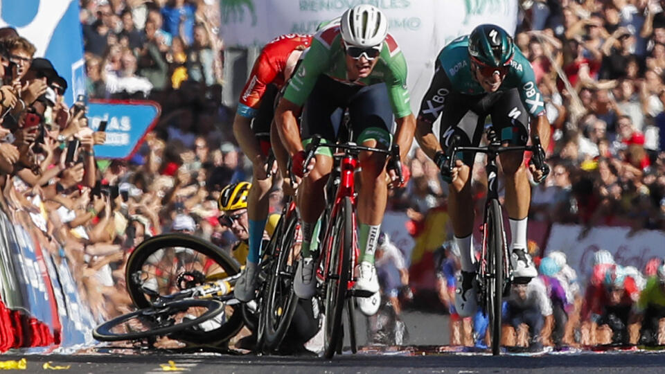 Na snímke vľavo v popredí dánsky cyklista Mads Pedersen z tímu Trek víťazí, v pozadí padá Slovinec Primož Roglič (Jumbo-Visma) v 16. etape pretekov Vuelta a Espana, 6. septembra 2022.