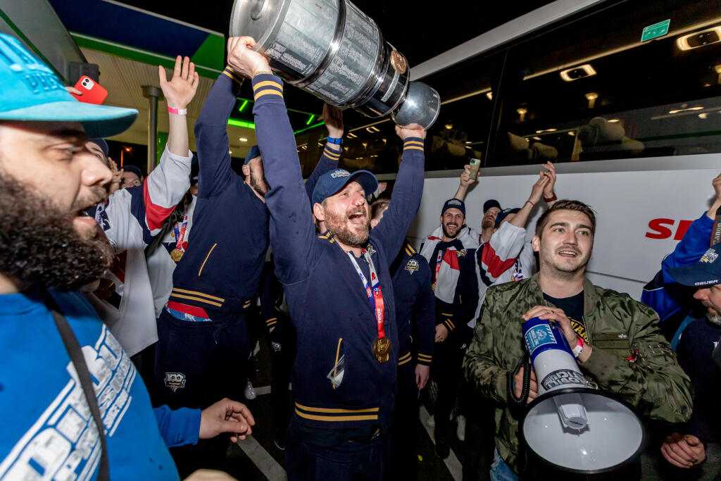 Hokejisti HC Slovan Bratislava zvíťazili v šiestom zápase finále Kaufland play off Tipos extraligy 2021/2022 a získali titul majstra SR. Šiesty zápas vyhrali s HK Nitra 5:2 a celú sériu 4:2 na zápasy. Na snímke oslavujú hráči s fanúšikmi na benzínovej pumpe v Zelenči.