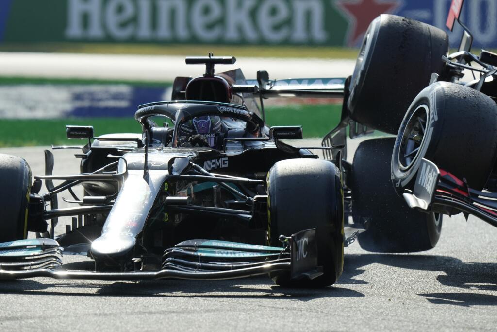 KK70 Monza - Holanďan Max Verstappen (vpravo) na monoposte Red Bull a Brit Lewis Hamilton na monoposte Mercedes počas kolízie na Veľkej cene Talianska F1 na okruhu v Monze 12. septembra 2021. FOTO TASR/AP