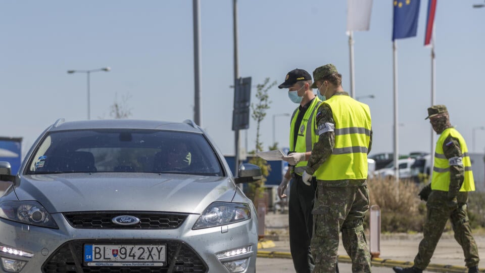 na snimke   - šátná hrania ČUŇOVO - RAJKA - kontrola pendlerov