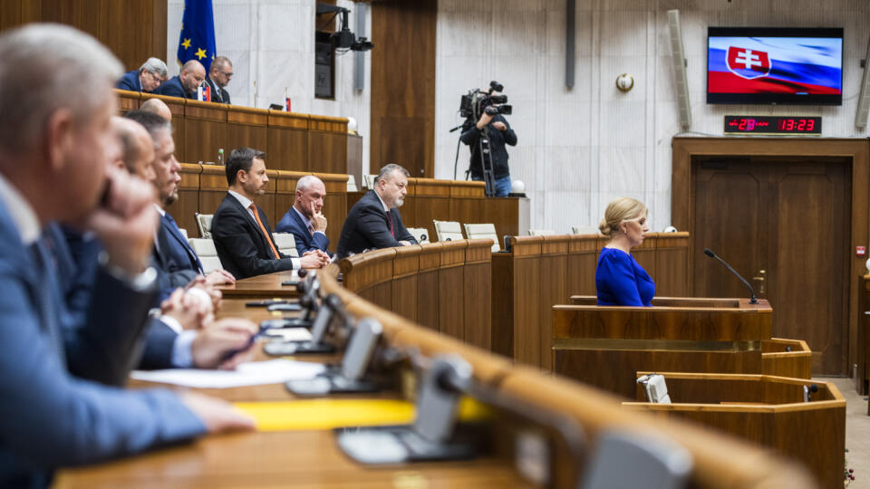 Prezidentka SR Zuzana Čaputová (vpravo) vystupuje so správou o stave Slovenskej republiky pred poslancami Národnej rady (NR) SR v Bratislave v utorok 29. novembra 2022. Jej vystúpenie počúvajú minister práce, sociálnych vecí a rodiny  Milan Krajniak (Sme rodina, druhý sprava), minister hospodárstva Karel Hirman (tretí sprava) a premiér SR Eduard Heger (OĽANO, štvrtý sprava). FOTO TASR - Jaroslav Novák 