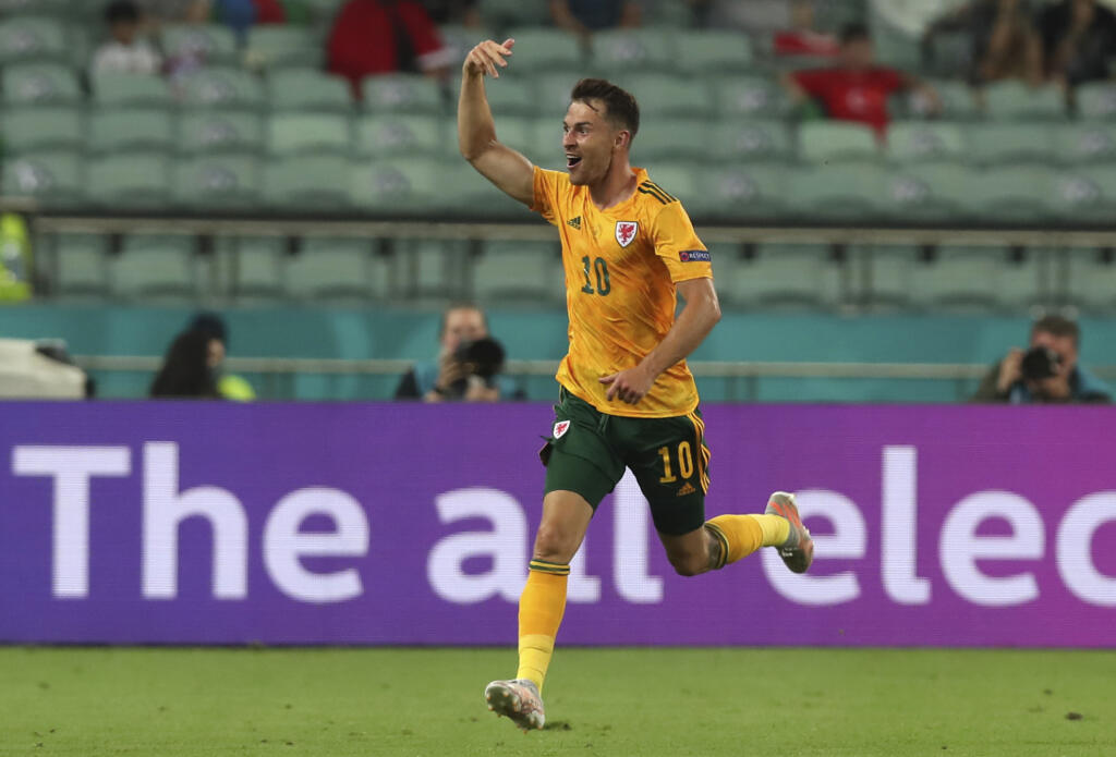 EBE 25 Baku - Na snímke waleský stredopoliar Aaron Ramsey oslavuje úvodný gól v zápase A-skupiny na majstrovstvách Európy vo futbale Turecko – Wales v stredu 16. júna 2021 v azerbajdžanskom Baku. FOTO TASR/AP
Wales' Aaron Ramsey celebrates after scoring his side's opening goal during the Euro 2020 soccer championship group A match between Turkey and Wales at at the Baku Olympic Stadium in Baku, Wednesday, June 16, 2021. (Tolga Bozoglu/Pool Photo via AP)