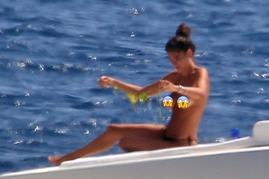 Párik je vďačným objektom paparazzi fotografov, ktorí na Francescu a Valentina striehnu najmä na dovolenke. Sexi modelku načapali pri prezliekaní či opaľovaní sa a ukázala tak celému svetu prsia.