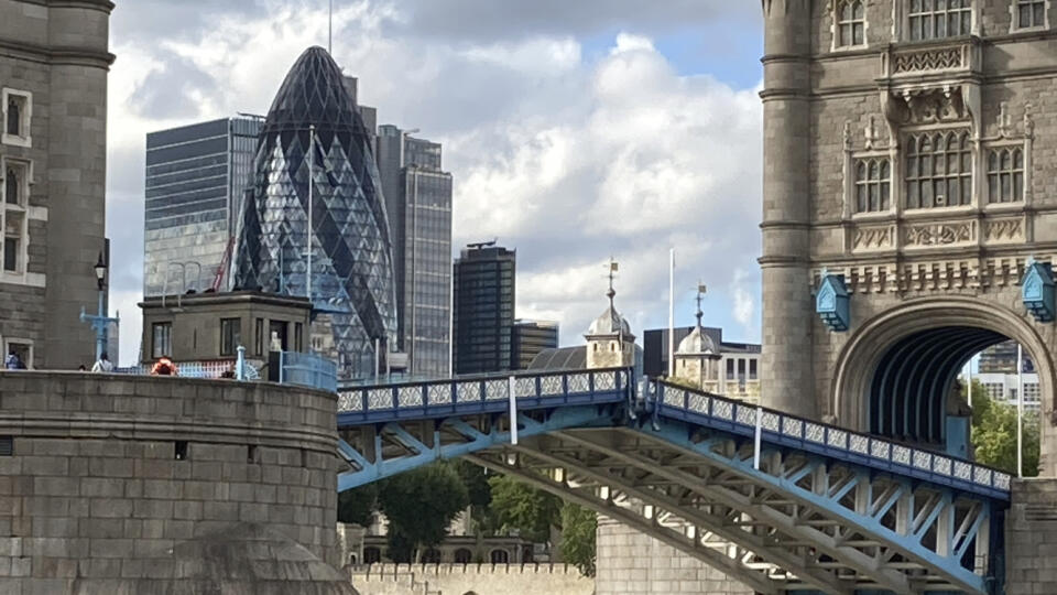 WA 39 Londýn - Slávny londýnsky most Tower Bridge nad riekou Temža zostal v nedeľu 23. augusta 2020 uzavretý pre dopravu po tom, čo sa v sobotu v otvorenej pozícii zasekli dva zdvíhacie rámy umožňujúce prejazd vysokých lodí. Tower Bridge je v súčasnosti otvorený len pre chodcov, napísala na Twitteri spoločnosť Corporation of London, ktorá most vlastní. Most v sobotu popoludní