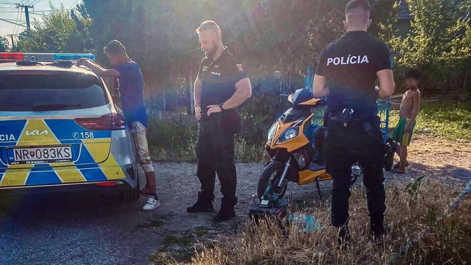 Policajti z Obvodného oddelenia Policajného zboru Zlaté Moravce počas kontroly motocyklistu zistili, že sa vozil na ukradnutom skútri.