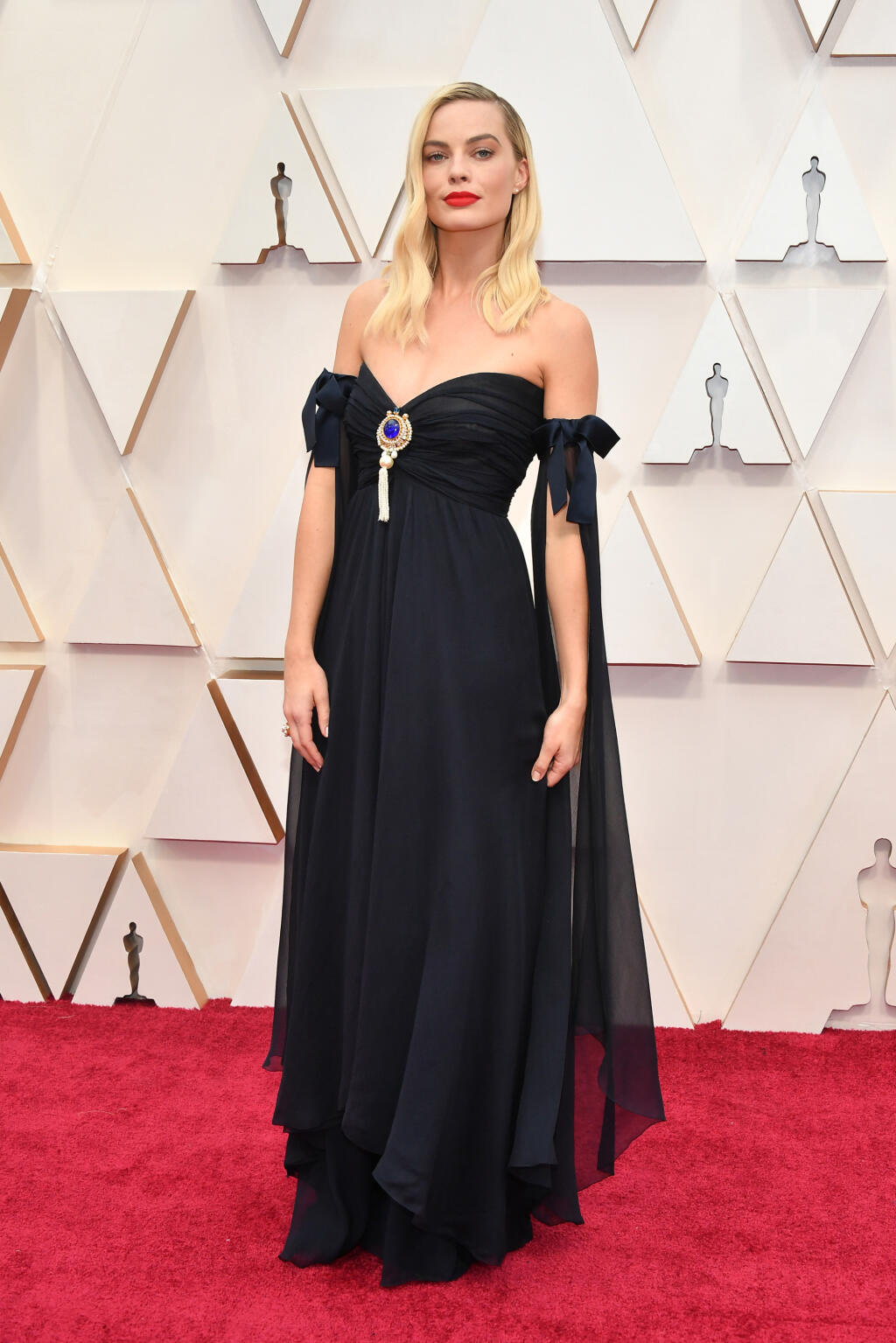 Margot Robbie vo vintage róbe Chanel, opäť čiernej.