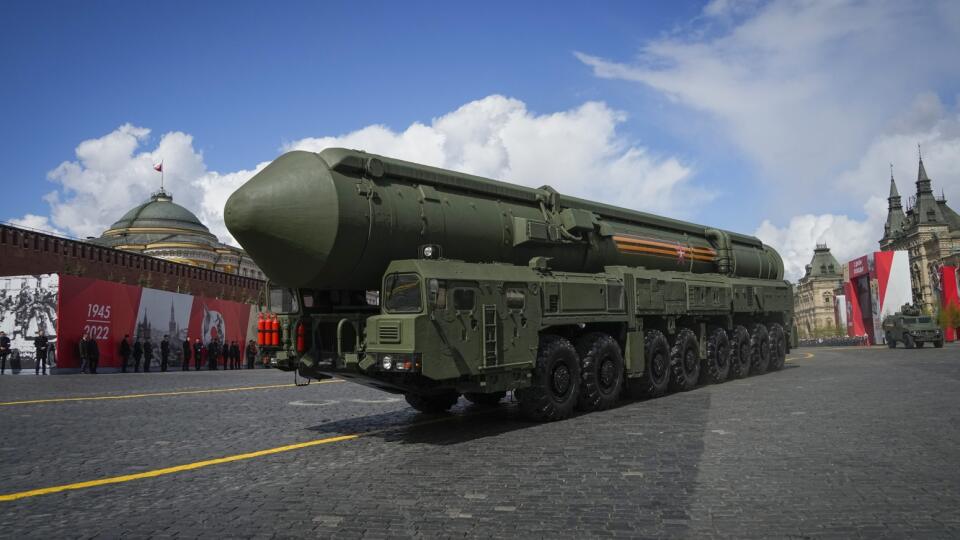 WA 27 Moskva - Ruská medzikontinentálna balistická raketa RS-24 Yars počas vojenskej prehliadky pri príležitosti 77. výročia víťazstva nad nacistickým Nemeckom v druhej svetovej vojne v Moskve v pondelok 9. mája 2022. FOTO TASR/AP
Russian RS-24 Yars ballistic missile rolls during the Victory Day military parade in Moscow, Russia, Monday, May 9, 2022, marking the 77th anniversary of the end of World War II. (AP Photo/Alexander Zemlianichenko)