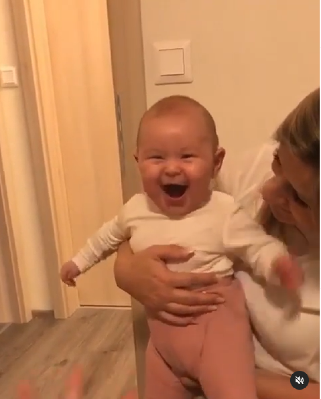 Monikina dcérka rozosmieva celú rodinu.