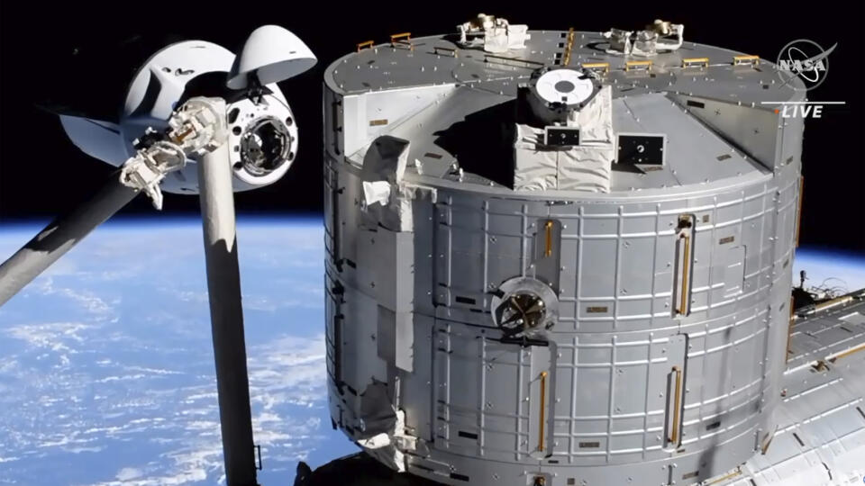 Kapsula Crew Dragon s novou posádkou sa úspešne pripojila k ISS