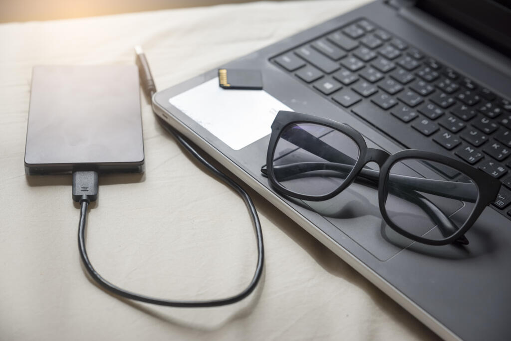 počítač - notebook - externý disk - okuliare