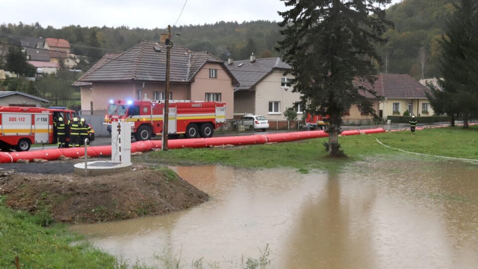 V dôsledku výdatných a dlhotrvajúcich zrážok sa rieka Slatina vo Zvolenskej Slatine začala rozvodňovať. Na snímke hasiči stavajú protipovodňové bariéry vo Zvolenskej Slatine v okrese Zvolen 13. októbra 2020.