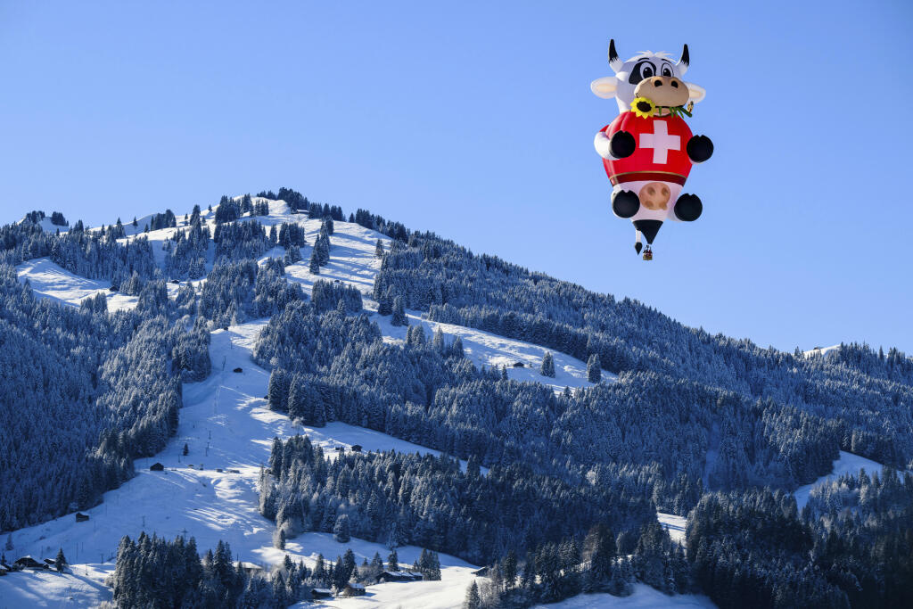 KK44 Chateau-d'Oex - Teplovzdušný balón letí nad švajčiarskymi Alpami na 44. festivale balónov vo švajčiarskom Chateau-d'Oex v sobotu 20. januára 2024. FOTO TASR/AP
A hot-air balloon flies over the Swiss Alps during the 44th International Hot Air Balloon Festival in Chateau-d'Oex, Switzerland, Saturday, Jan. 20, 2024. (Jean-Christophe Bott/Keystone via AP)