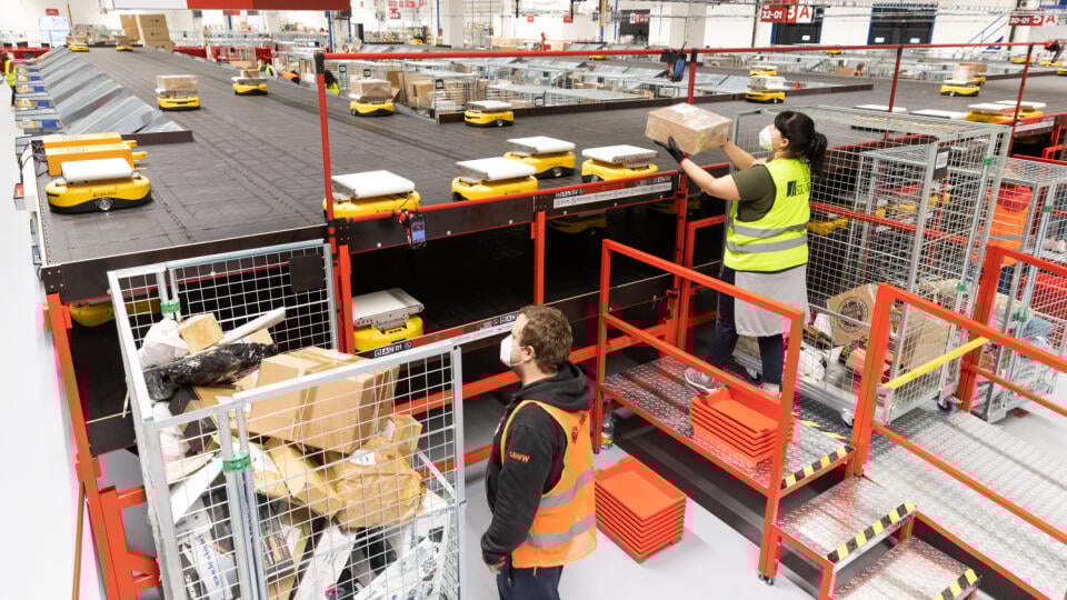 Simona Kijonková je česká podnikateľka, zakladateľka logistickej firmy Zásilkovna a tiež spolumajiteľka a generálna riaditeľka holdingu Packeta
Sklad zásielok, v ktorom roboti roznášajú zásielky podľa cieľa doručenia.