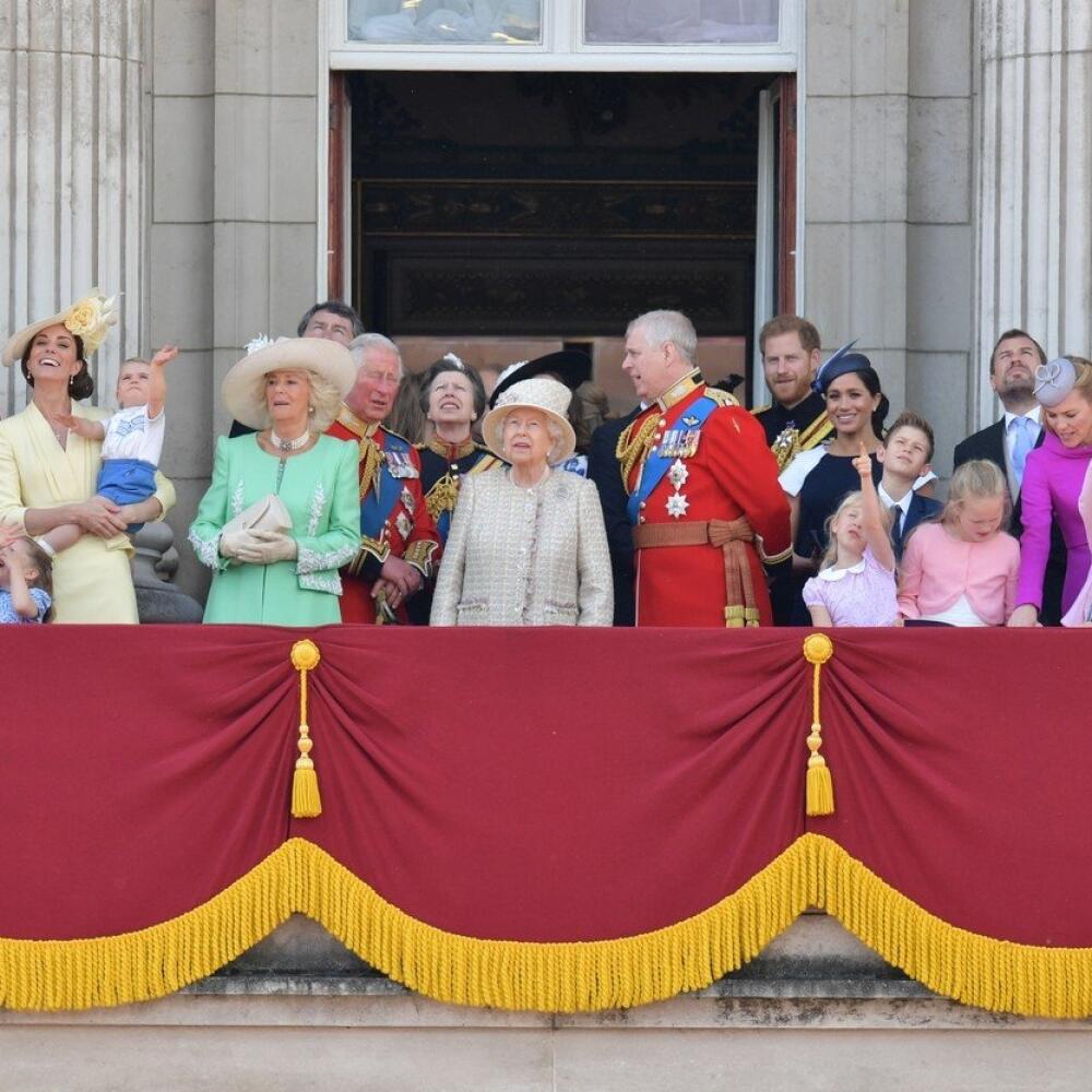 Kráľovská rodina na balkóne Buckinghamského paláca.