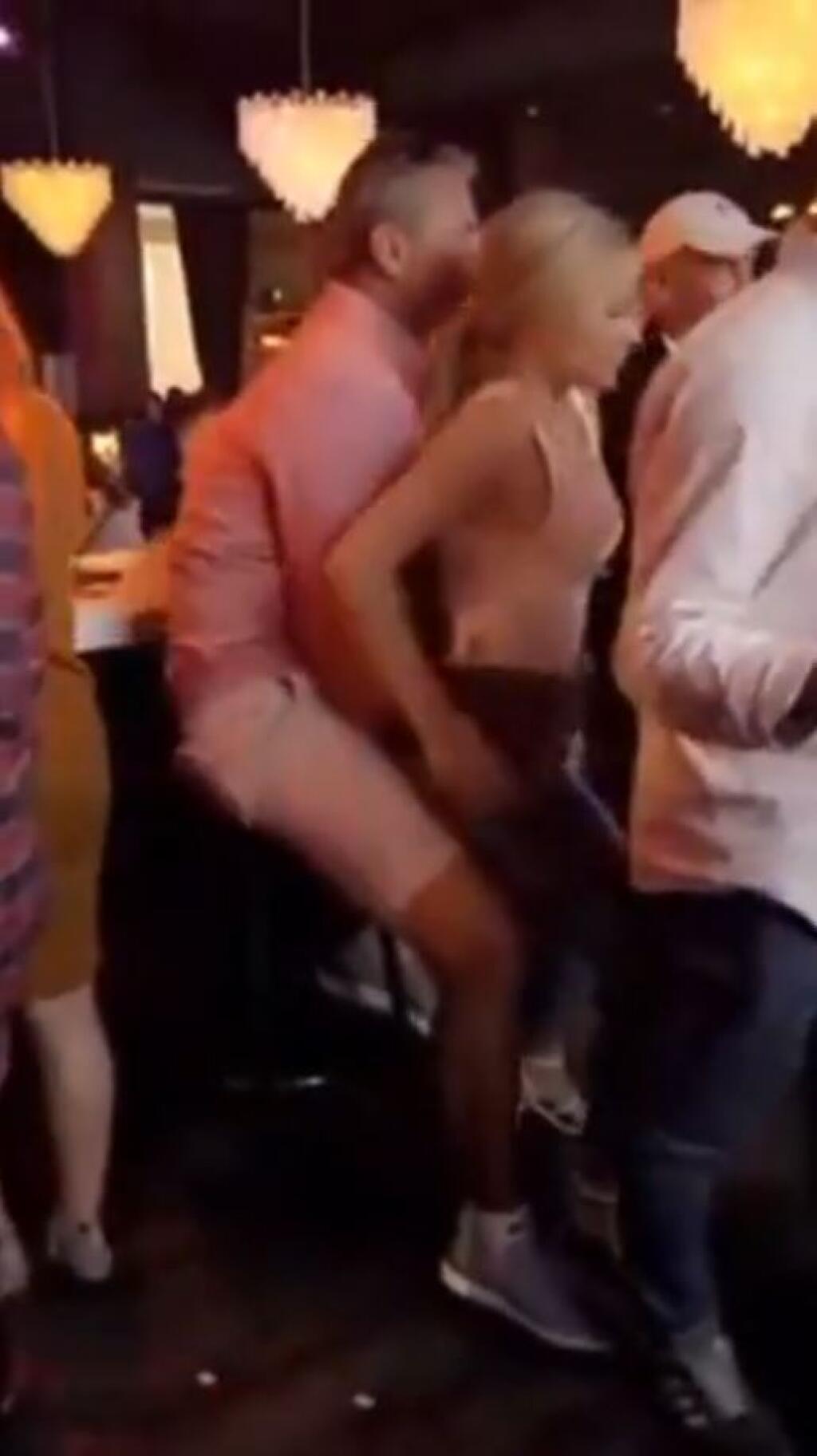 Po prehre si tréner Jacksonvillu Meyer zašiel do baru v Columbuse. Video odtiaľ uniklo na sociálne siete, spoločnosť trénerovi robila blondína, ktorá mu tancovala okolo rozkroku.