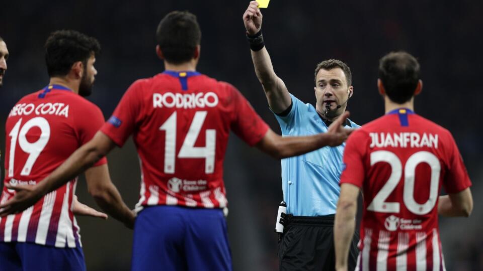 German referee Felix Zwayer shows the yellow card to Atletico forward Diego Costa, left, during the Champions League round of 16 first leg soccer match between Atletico Madrid and Juventus at Wanda Metropolitano stadium in Madrid, Wednesday, Feb. 20, 2019. (AP Photo/Manu Fernandez)