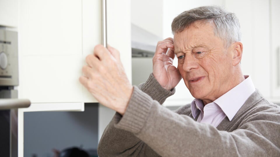 Človek s Alzheimerovou chorobou zabúda hlavne udalosti, ktoré sa stali nedávno.