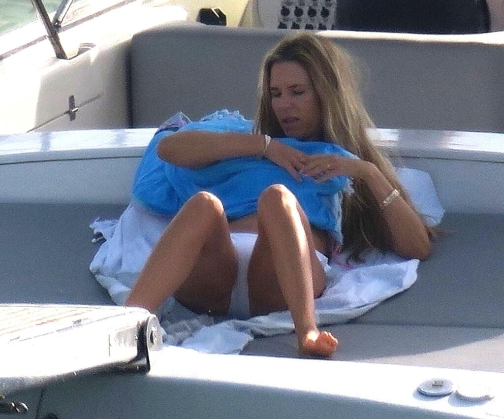 Bývalý pretekár FC Nico Rosberg si užíval s rodinkou v lete na ostrove Formentera. Pozornosť pútala najmä jeho manželka Vivian. Na ňu striehli paparazzi fotografi aj pri prezliekaní.