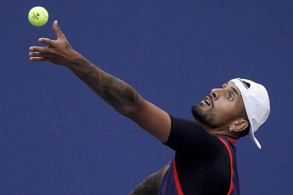 JB 28 New York - Austrálsky tenista Nick Kyrgios podáva proti Francúzovi Benjaminovi Bonzimu v 2.kole dvojhry na grandslamovom tenisovom turnaji US Open v New Yorku 31. augusta 2022. FOTO TASR/AP
Nick Kyrgios, of Australia, serves to Benjamin Bonzi, of France, during the second round of the US Open tennis championships, Wednesday, Aug. 31, 2022, in New York. (AP Photo/John Minchillo)