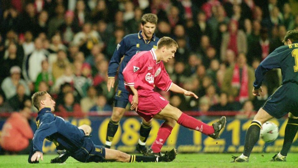 Michael Owen hovorí, že by si mal Manchester United brať príklad z Liverpoolu.