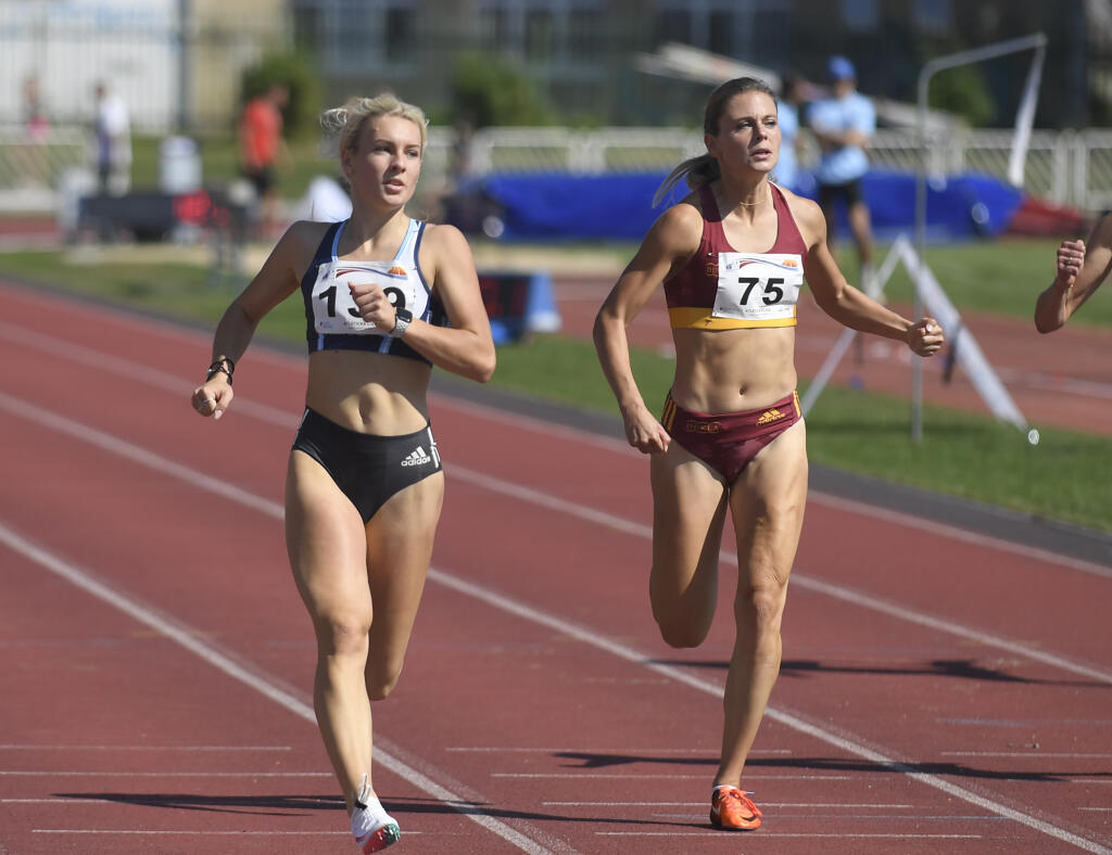 Finále Atletickej ligy 2020 na atletickom štadióne Technickej univerzity v Košiciach 15. septembra 2020. Na snímke zľava Viktória Forster (ŠK ŠOG Nitra) a Alexandra Bezeková (ŠK Dukla o. z. Banská Bystrica) v behu na 100 m. FOTO TASR - František Iván