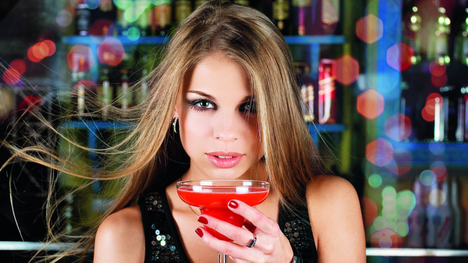 Pozor na drink, ktorý si objednáte v bare. Nespúšťajte ho z ruky a žiadajte, nech ho barman naleje pred vami