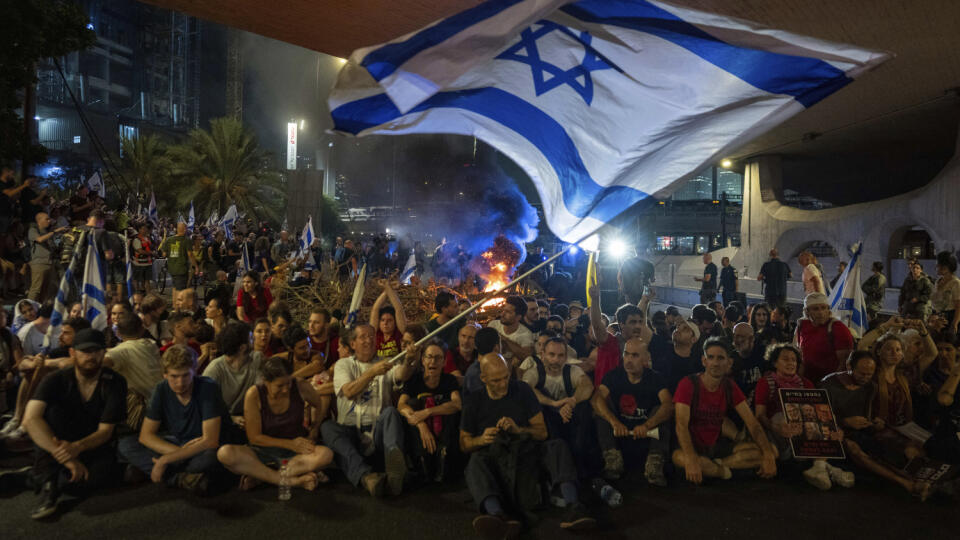 Izrael: Státisíce ľudí demonštrujú v Tel Avive za prímerie v Pásme Gazy