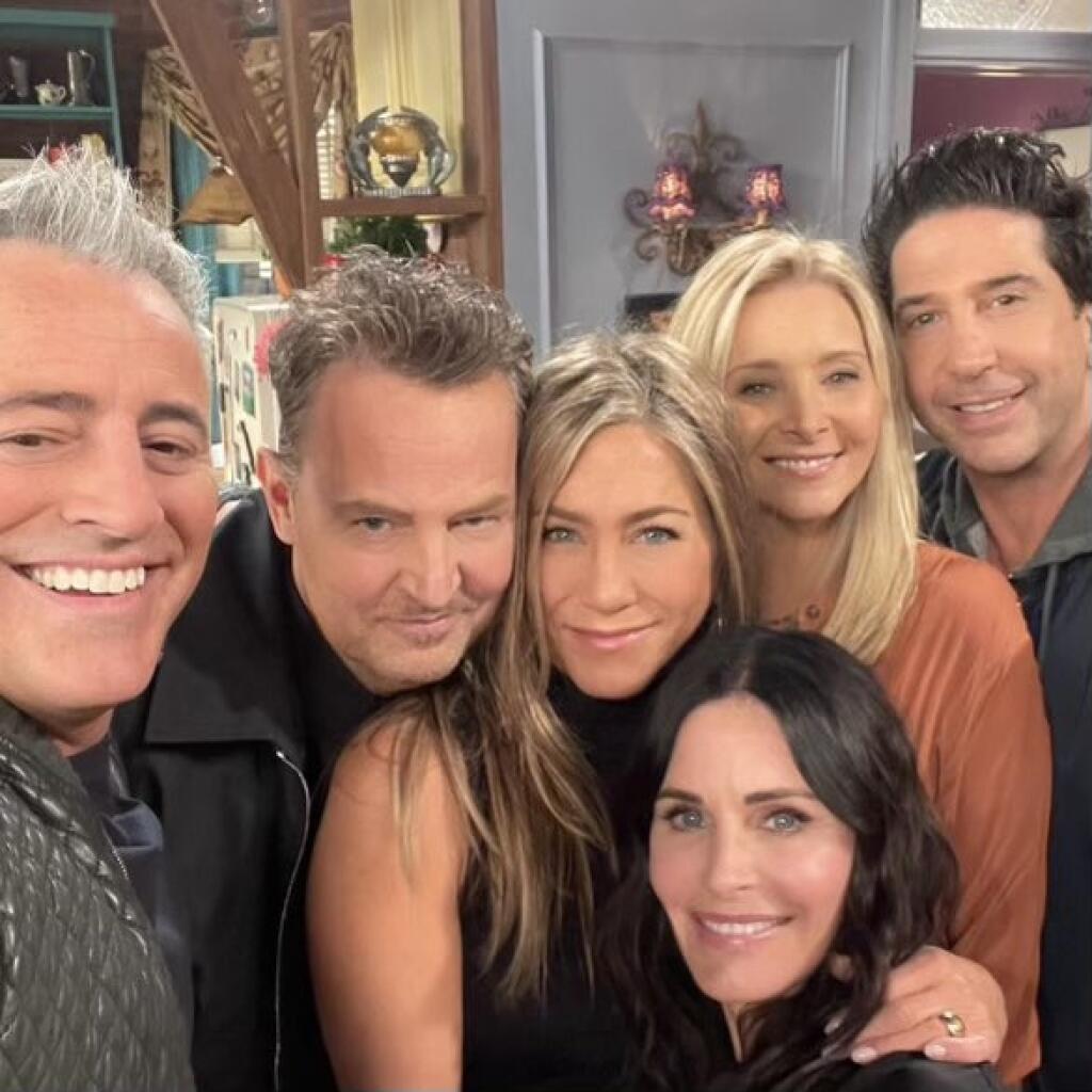 Po 17 rokoch od posledného dielu prichádza nová, špeciálna epizóda na čele so starou známou partou: Jennifer Aniston (52), Courteney Cox (57), Lisou Kudrow (57), Matthewom Perrym (51), Davidom Schwimmerom (54) a Mattom LeBlancom (53).