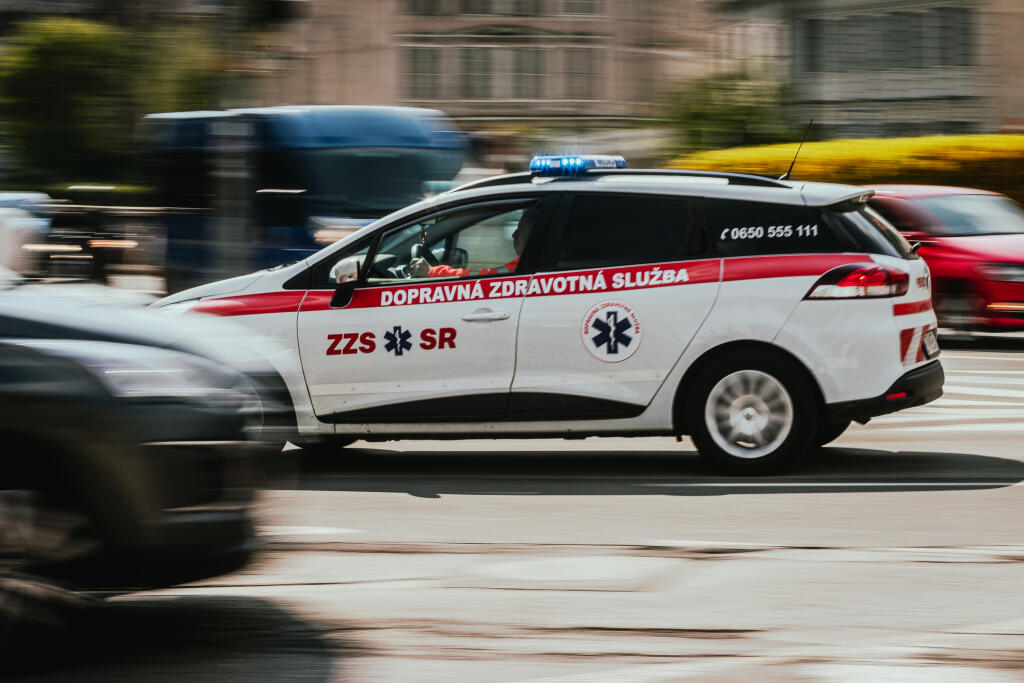Vozidlo dopravnej zdravotnej služby so zapnutým výstražným svetlom prechádza križovatkou na Hodžovom námestí.