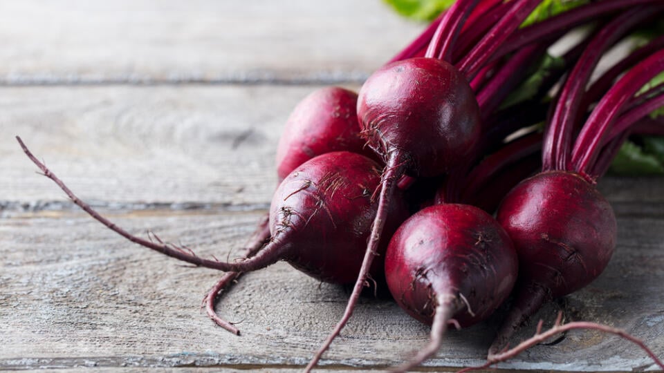 3. Červená repa

Červená repa zlepšuje funkcie mozgu, detoxikuje pečeň, znižuje krvný tlak a okrem toho chráni naše srdce pred infarktom.