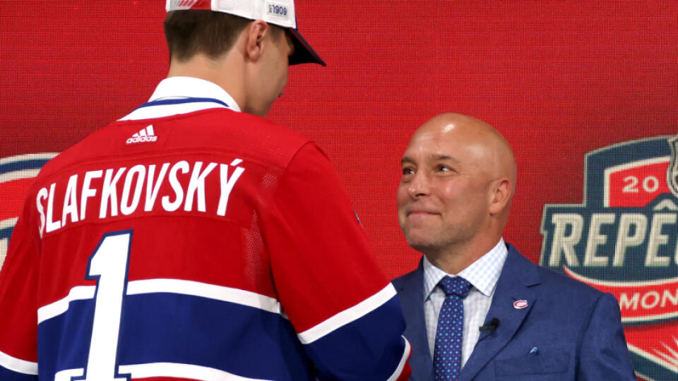 Generálny manažér Montrealu Canadiens Kent Hughes s Jurajom Slafkovským počas draftu.