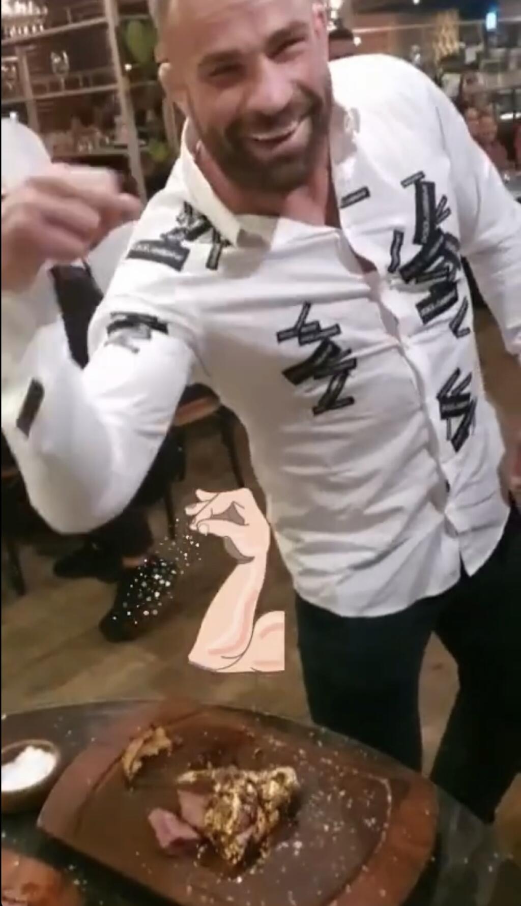 Bojovník MMA mal zjavne dobrú náladu. Kúsok, ktorý mu pristal na stole, stojí aj 300 eur.