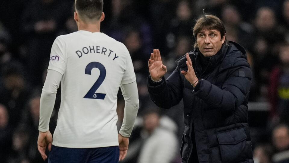 EBE 37 Londýn - Na snímke vpravo tréner Tottenhamu Antonio Conte, vľavo jeho zverenec Matt Doherty v odvete semifinále anglického Ligového pohára vo futbale Tottenham Hotspur - Chelsea Londýn v stredu 12. januára 2022. FOTO TASR/AP
Tottenham's head coach Antonio Conte talks to Tottenham's Matt Doherty during the English League Cup semifinal second leg soccer match between Tottenham Hotspur and Chelsea at the Tottenham Hotspur Stadium in London, Wednesday, Jan. 12, 2022. (AP Photo/Alastair Grant