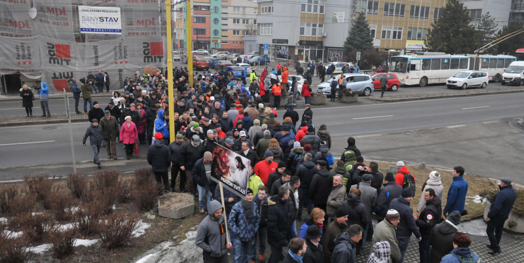 Blokovanie dopravy na Levočskej ulici v Prešove počas protestu s výzvou na výstavbu obchvatu mesta