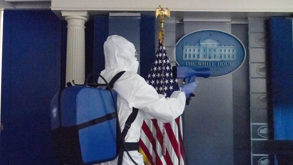WA 16 Washington - Muž v špeciálnom ochrannom odeve dezinfikuje tlačovú miestnosť v Bielom dome v pondelok 5. októbra 2020. FOTO TASR/AP
A member of the cleaning staff sprays The James Brady Briefing Room of the White House, Monday, Oct. 5, 2020, in Washington. (AP Photo/Alex Brandon)
