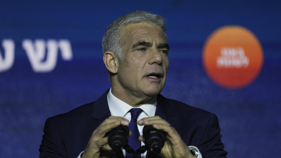 WA 15 Tel Aviv - Izraelský premiér a predseda strany Ješ atid (Budúcnosť existuje) Jair Lapid gestikuluje v centrále strany v Tel Avive po prvých exit polloch zverejnených po uzavretí volebných miestností v predčasných parlamentných voľbách v Izraeli v stredu 2. novembra 2022. Po utorkových predčasných voľbách v Izraeli spočítali do stredajšieho rána len približne tretinu odovzdaných hlasov. Prognózy pripisujú veľkú šancu vrátiť sa na čelo vlády opozičnému lídrovi Benjaminovi Netanjahuovi. Blok