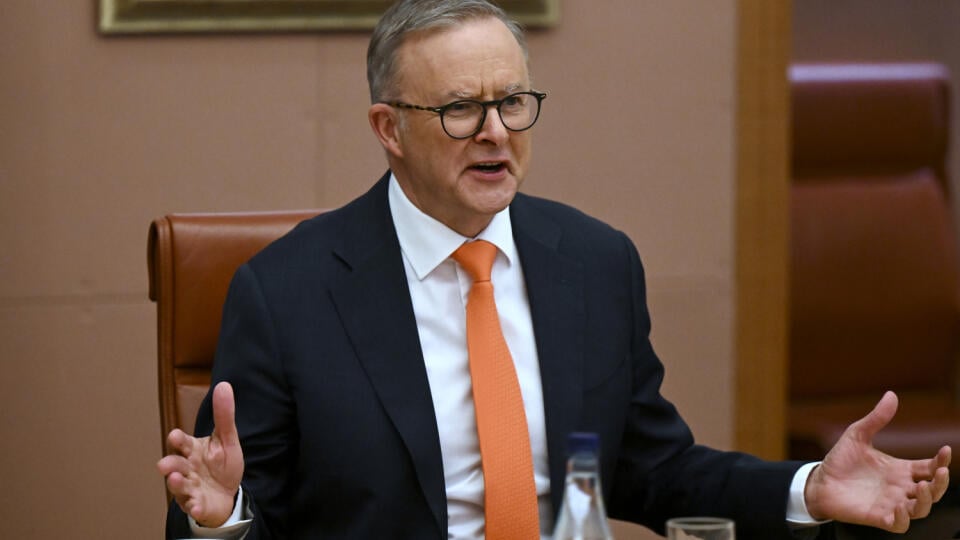 PK 22 Canberra - Na snímke austrálsky premiér Anthony Albanese sa zhovára so singapurským premiérom Lee Hsien Loongom počas stretnutia v Canberre 18. októbra 2022. Albanese v piatok 21. októbra 2022 vyjadril obavy, že politická kríza v Spojenom kráľovstve a rezignácia premiérky Liz Trussovej môže oneskoriť dohodu o voľnom obchode medzi Austráliou a Britániou. FOTO TASR/AP
Australian Prime Minister Anthony Albanese speaks with Prime Minister of Singapore Lee Hsien Loong at Parliament House in Ca