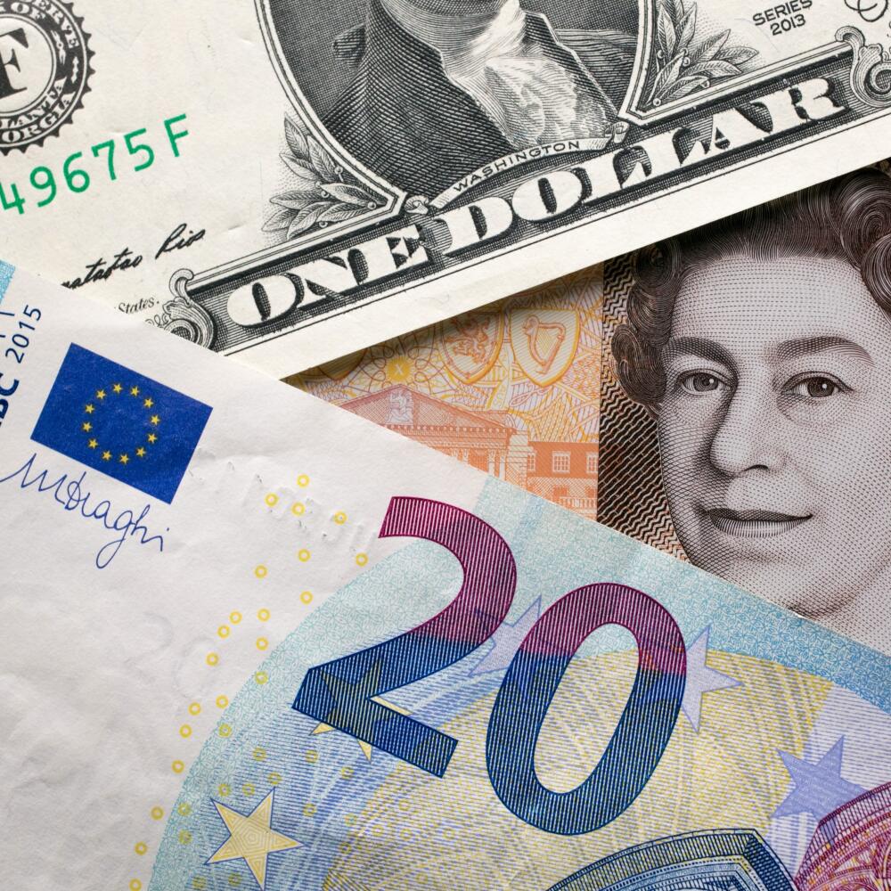 Peniaze, euro, dolár, libra