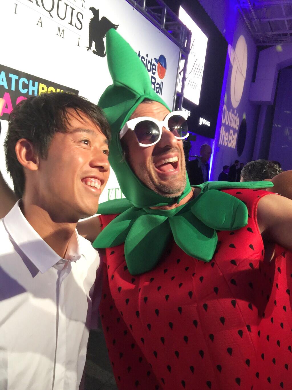 Kei Nishikori si užíval pozornosť fanúšikov a aj maskota večera.