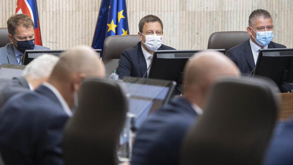 Na snímke zľava podpredseda vlády a minister financií SR Igor Matovič, premiér SR Eduard Heger a minister vnútra SR Roman Mikulec (všetci OĽaNO) počas rokovania 27. schôdze vlády SR 25. augusta 2021 v Bratislave. FOTO TASR - Martin Baumann