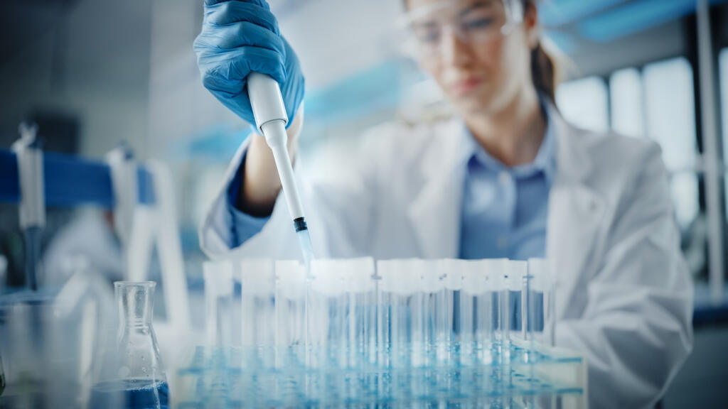Medical,Research,Laboratory:,Portrait,Of,A,Beautiful,Female,Scientist,In