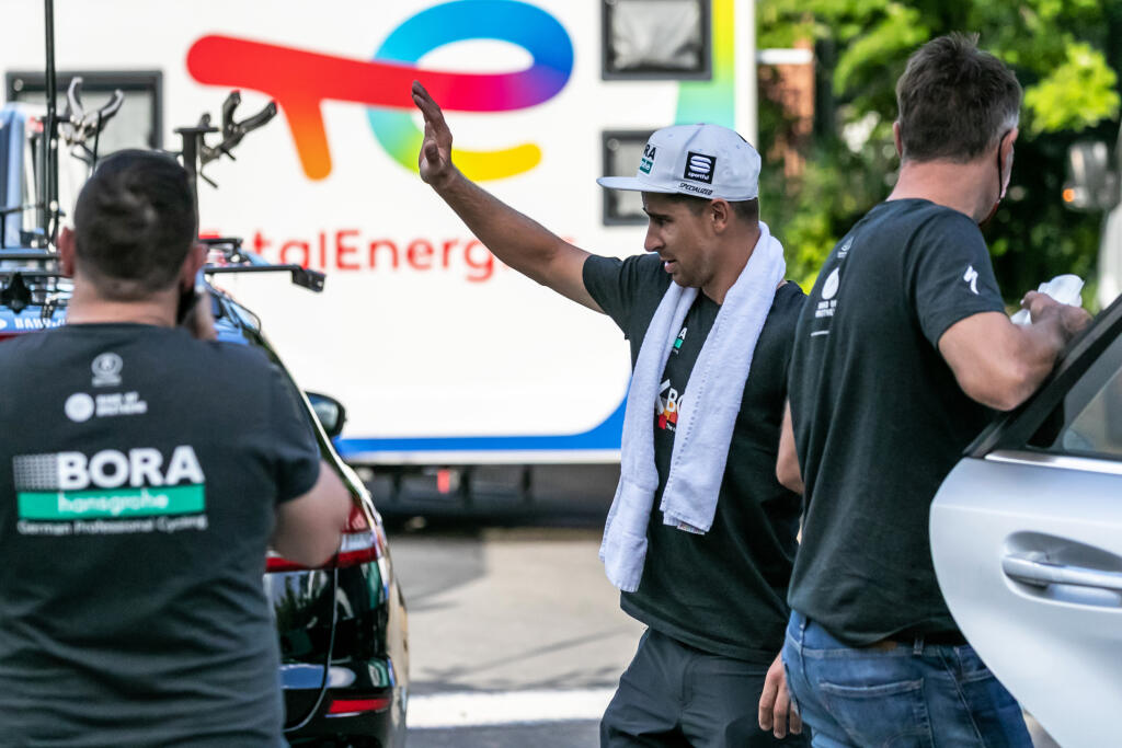 Na snímke je slovenský cyklista Peter Sagan ako odchádza z hotela v meste Nimes potom, ako odstúpil z Tour de France.