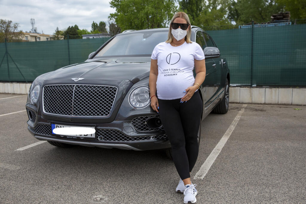 Cibulková veľakrát ukázala, že keď ide o autá, nebojí sa buchnúť po vačku. Luxusné Bentley jej uľahčovalo život najmä počas tehotenstva, ale aj po pôrode.