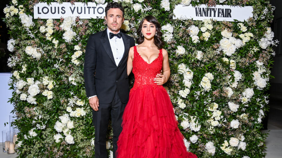 Casey Affleck s krásnou partnerkou na Vanity Fair x Louis Vuitton Dinner.