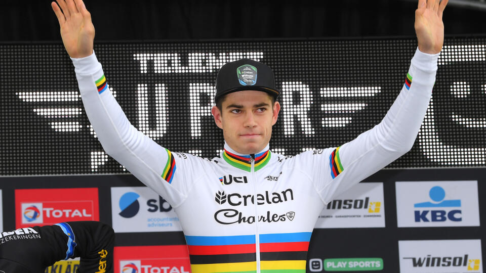 Belgický cyklista Wout van Aert sa stal víťazom 1. etapy pretekov Critérium du Dauphiné. Na 218,5 km dlhej trati z Clermont-Ferrand do Saint-Christo-en-Jarez triumfoval v záverečnom špurte pred Juhoafričanom Darylom Impeyom.