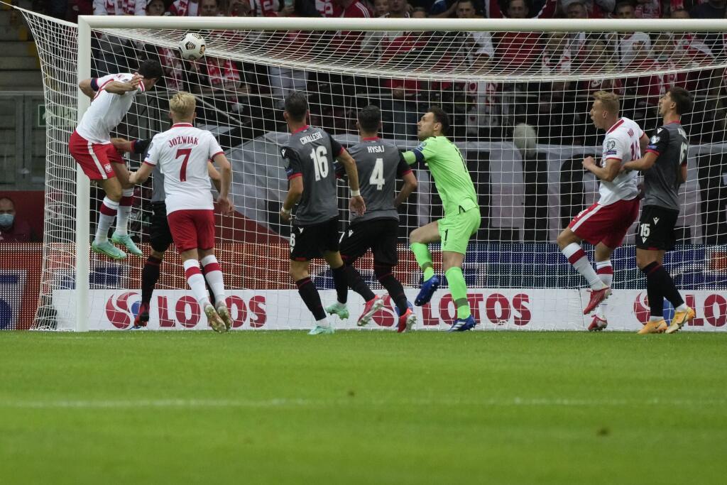 JB 53 Varšava - Poľský hráč Robert Lewandowski(vľavo) strieľa hlavičkou úvodný gól v zápase I-skupiny Poľsko - Albánsko kvalifikácie na MS 2022 vo futbale vo Varšave 2. septembra 2021. FOTO TASR/AP
Poland's Robert Lewandowski scores his side's opening goal during the World Cup 2022 group I qualifying soccer match between Poland and Albania, at the Narodowy stadium in Warsaw, Poland, Thursday, Sept. 2, 2021. (AP Photo/Czarek Sokolowski)