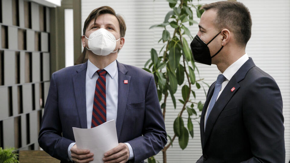 Na snímke sprava politici, šéf mimoparlamentnej Dobrej voľby Tomáš Drucker a expredseda neparlamentného KDH Alojz Hlina po tlačovej konferencii na tému Vianočná dohoda - Spájame sily v Bratislave 15. decembra 2021. FOTO TASR – Dano Veselský