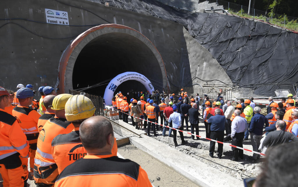 Prerazenie tunela Bikoš v Prešove 27. mája 2021. Tunel Bikoš je súčasťou rýchlostnej cesty R4 Prešov a je dlhý 1153 metrov. Na snímke vchod do tunela. FOTO TASR - František Iván