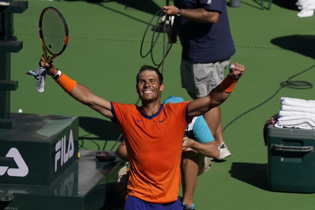 Španielsky tenista Rafael Nadal sa teší z víťazstva nad Britom Danielom Evansom v 3. kole dvojhry na turnaji ATP v Indian Wells 14. marca 2022.