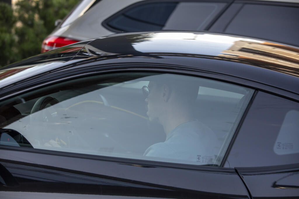 Stredopoliar tureckého Trabzonsporu prifrčal na novučičkom Ferrari Roma, ktoré si zaobstaral pred dvoma mesiacmi na svoje narodeniny.